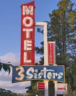 3 Sisters Motel is a AAA Star rated  3&frac12; star Motel providing accommodation in within minutes walking distance to all the major scenic attractions.
